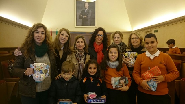 La Concejala de Educación, Alma Cámara, junto a los niños premiados.