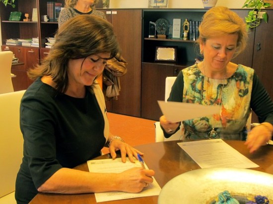 María Eugenia Valdivielso y Teresa Vega, durante la firma de este convenio.