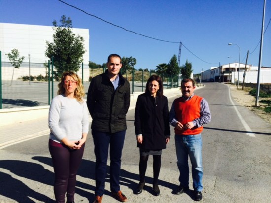 Visita de José Castro a la JA-5400 junto a la alcaldesa de Lopera, Isabel Uceda, y el alcalde de Arjona, Juan Latorre.