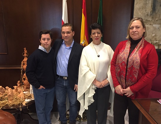 El acalde de Andújar, Paco Huertas, acompañado de la Concejala de Igualdad y Bienestar Social, Pepa Jurado, y de María Dolores Gómez Jiménez,