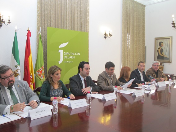 El alcalde de Andújar, Francisco Huertas, estuvo presente en la firma de este acuerdo.