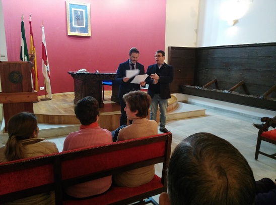 El delegado Territorial de Fomento y Vivienda de la Junta de Andalucía,  Rafael Valdivielso,  entrega las Resoluciones de este Programa a los vecinos de Andújar.