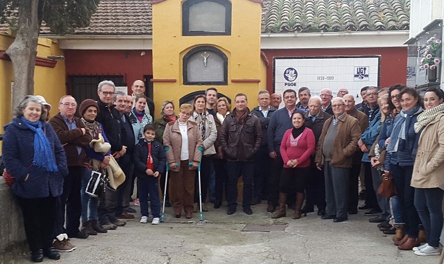 Militantes y simpatizantes del PSOE en el Cementerio Municipal de Andújar.