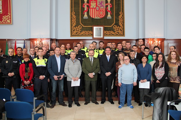 Foto de familia del subdelegado del Gobierno, Juan Lillo, junto a los galardonados.