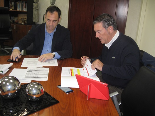 Antonio de la Torre mantuvo el pasado viernes una reunión con el gerente de la Cámara de Comercio e Industria de Linares, Raúl Caro.