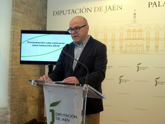 Manuel Fernández, durante su comparecencia ante los medios para presentar la cata concurso Jaén Selección 2016. 