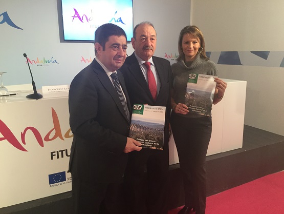Ana Cobo, Francisco Reyes y Antonio Arroyo, en el acto de presentación de esta revista en FITUR.