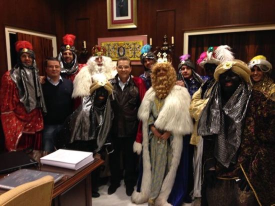 El alcalde de Andújar, Paco Huertas, junto a los Reyes de Magos de Oriente.