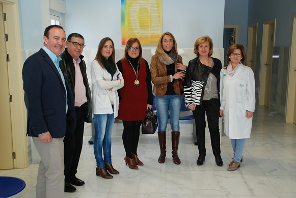 la delegada territorial de Igualdad, Salud y Políticas Sociales, Teresa Vega, en su visita a Santiago de Calatrava.