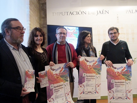 Juan Ángel Pérez, a la derecha, junto a Yolanda Caballero, Juan Ortega y representantes del Ayuntamiento de Torredonjimeno y la Junta.