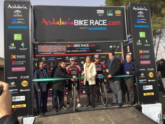 Ana Cobo y Francisco Reyes cortan la cinta inaugural de la VI Andalucía Bike Race.