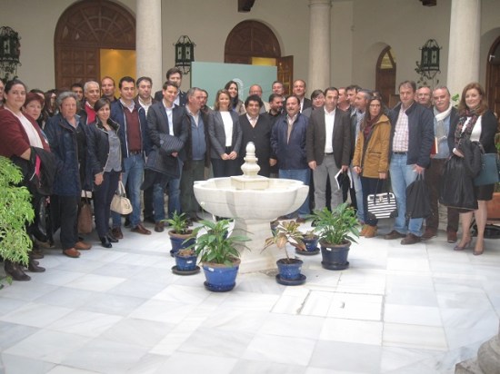 La delegada del Gobierno, Ana Cobo, ha informado de los planes de empleo a los ayuntamientos.