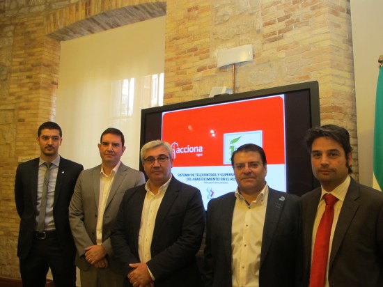 Bartolomé Cruz, en el centro, junto al gerente de Somajasa, Juan Fernández, y responsables de Acciona antes del acto.