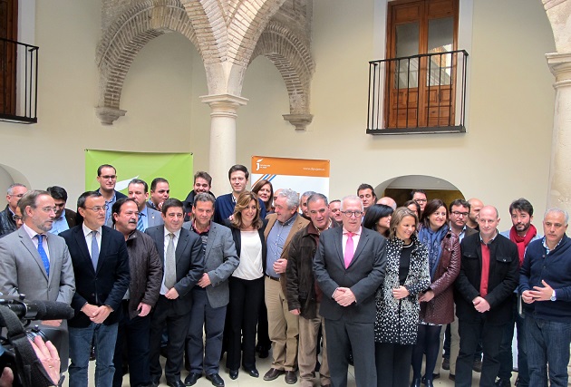 Francisco Reyes y Susana Díaz con alcaldes de la provincia en el patio del Centro Cultural Baños Árabes.