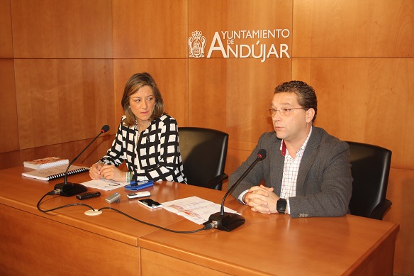 El alcalde de Andújar, Paco Huertas, y la Concejal de Urbanismo, Encarna Camacho, en rueda de prensa.