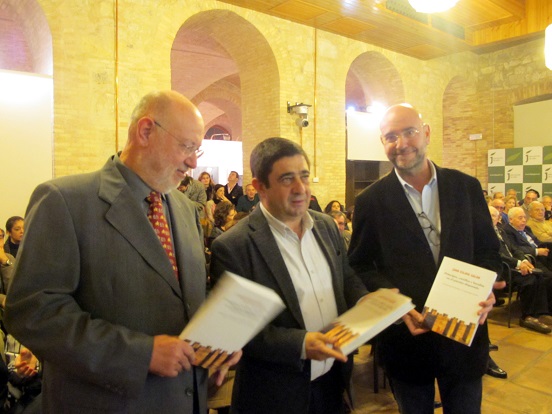 Juan Eslava Galán, Francisco Reyes y Manuel Mateo Pérez, en la presentación de este libro.