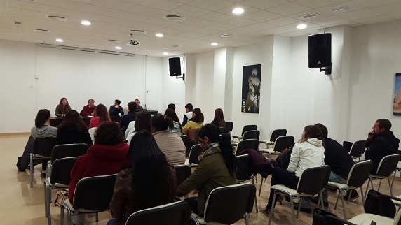 La coordinadora provincial del IAJ, Ana Morillo, durante el encuentro con jóvenes.