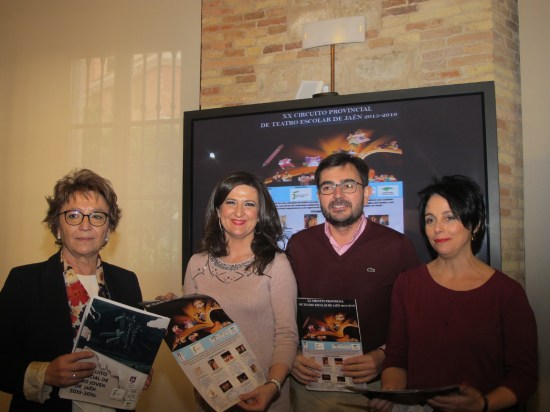 Carmen Espín, Yolanda Caballero, Juan Ángel Pérez y Mari Carmen Gámez muestran el cartel del XX Circuito de Teatro Escolar.
