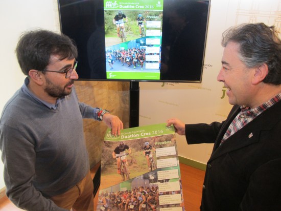 Juan Ángel Pérez y Joaquín Requena, con el cartel anunciador de este circuito.