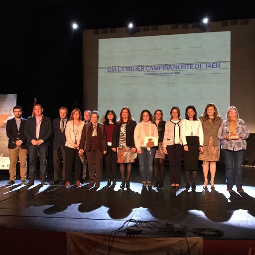 La delegada del Gobierno, Ana Cobo, junto a la alcaldesa carolinense, Yolanda Reche, la diputada de Igualdad, Francisca Medina, y la presidenta de Prodecan, Isabel Uceda, junto a los premiados.