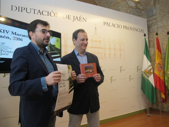 Juan Ángel Pérez y Ernesto Rocío, con el cartel anunciador de esta nueva edición del Maratón de Piano de la Diputación.