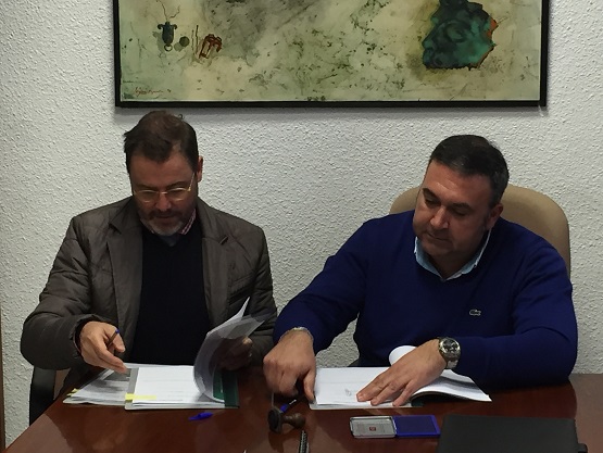 El delegado territorial de Fomento y Vivienda, Rafael Valdivielso, junto al alcalde de Arjonilla, Miguel Ángel Carmona.