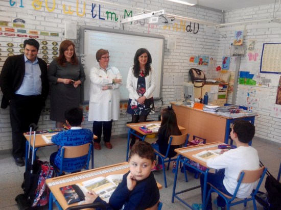 La delegada territorial de Educación, Yolanda Caballero, durante su visita a los centros educativos de Marmolejo.
