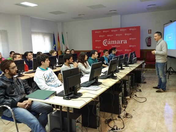 Los alumnos de este curso atienden las explicaciones del profesor.