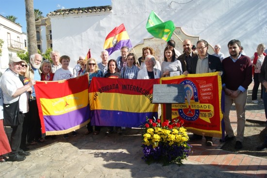 Foto de familia de autoridades y familiares de los brigadistas internacionales junto a la placa en el Jardín de la calle Doctor Fleming, de Lopera.