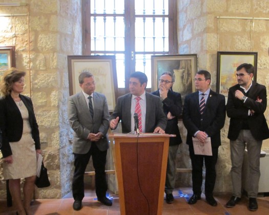 El alcalde de Andújar, Paco Huertas, ha asistido a la inauguración de la exposición sobre la Virgen de la Cabeza.