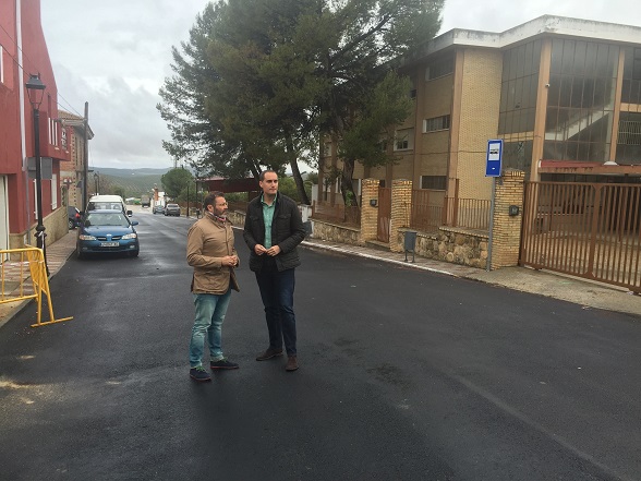El delegado territorial, Rafael Valdivielso, junto al alcalde arjonero, Juan Latorre, en la travesía de Arjona.