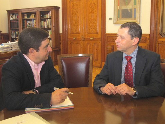 Francisco Reyes junto a Francisco Javier Manzano, durante su reunión.