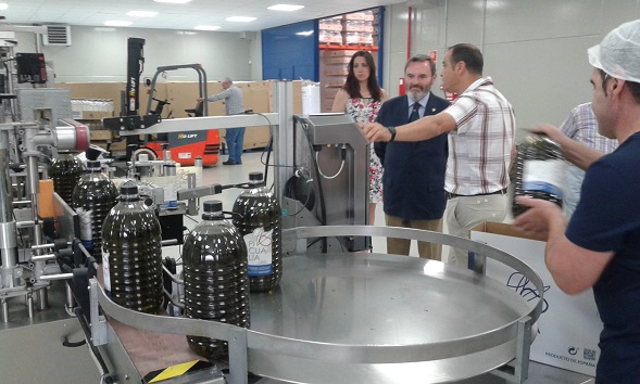 Juan Lillo visita las instalaciones de esta cooperativa.