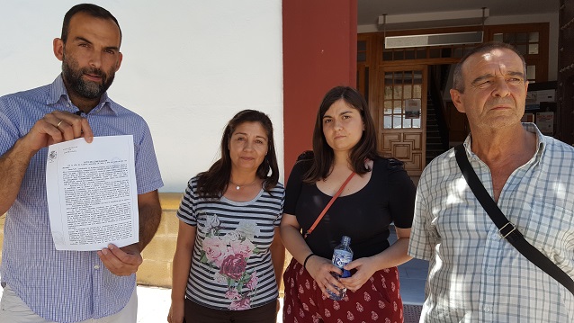 Los concejales de Izquierda Unida de Lopera muestran la demanda judicial recibida.