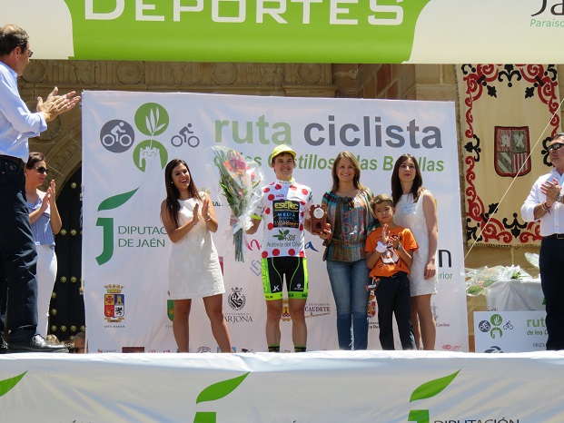Ana Cobo con el primer clasificado de la montaña, Leonardo Fnkler, del equipo Esetec-Meliá Alicante-Aliforest, que ha resultado también el ganador de la clasificación general.