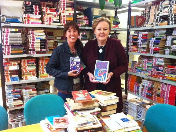 En la imagen aparece, a la izquierda, la responsable del Área de Biblioteca y Archivo de la Agencia Sanitaria, Inmaculada Urbano, y a la derecha, la directora del centro de idiomas andujareño, Julie Hetherington.