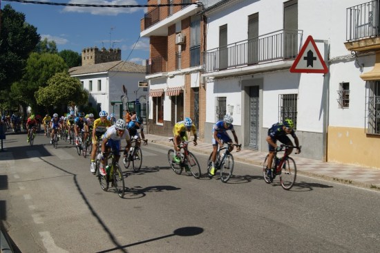El pelotón de ciclistas a su paso por el municipio de Lopera.