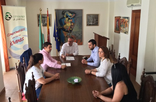 El presidente de la Diputación mantiene una reunión con el equipo de gobierno municipal de Escañuela. 