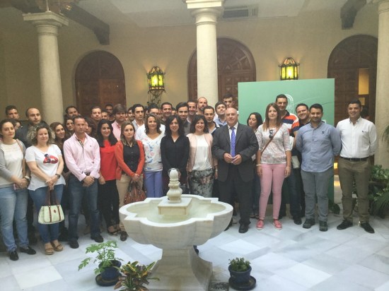 La delegada del Gobierno Andaluz, Ana Cobo, junto a los jóvenes agricultores.