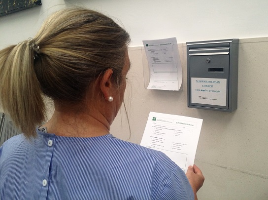 Una usuaria en uno de estos buzones de sugerencias.