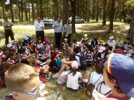El delegado territorial de Medio Ambiente y Ordenación del Te-rritorio, Juan Eugenio Ortega, ha celebrado este día con escolares en la Sierra.