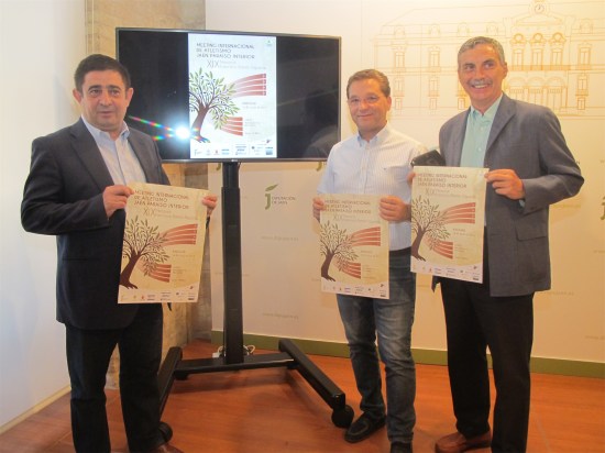 Francisco Reyes, Paco Huertas y Enrique López muestra la imagen del Meeting de Atletismo. 