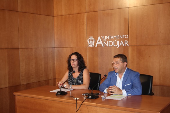 El alcalde de Andújar, Paco Huertas, junto a la concejala de Juventud, Nuria Rodríguez.