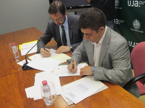 Juan Gómez y Francisco Reyes firman el convenio para el desarrollo del Predimed Plus. 
