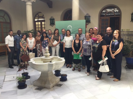 La delegada del Gobierno, Ana Cobo, junto a los representantes de estas entidades.