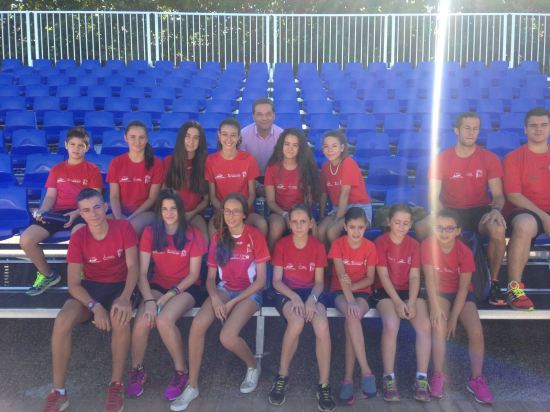 El alcalde de Andújar, Francisco Huertas,  en su visita de ayer al estadio municipal.