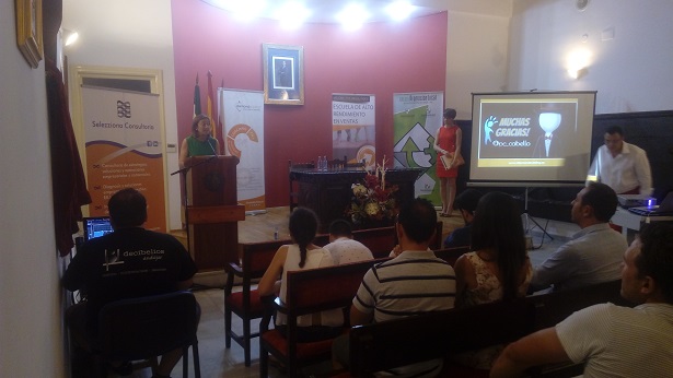 Los alumnos que han participado en los cursos de esta acción formativa  han recibido sus diplomas.