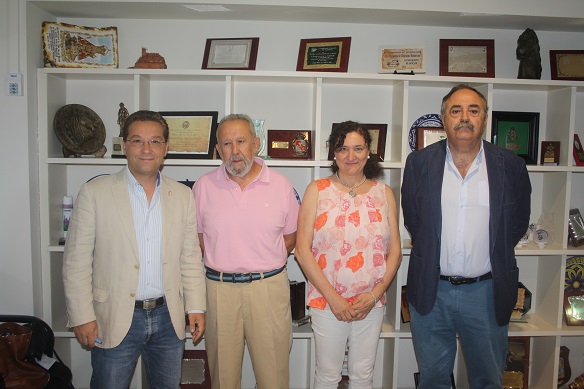El alcalde de Andújar, Paco Huertas, y la concejala de Cultura, María José Bueno, junto a representantes de esta asociación.