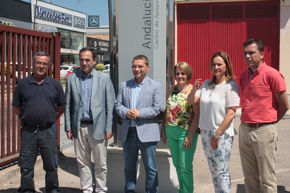 El delegado territorial de Economía, Innovación, Ciencia y Empleo, Antonio de la Torre, junto al alcalde de Andújar, Paco Huertas. 