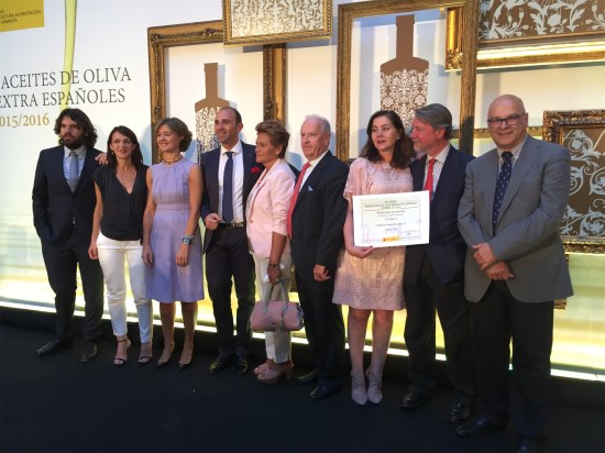 Manuel Fernández, a la derecha, con los aceiteros que han sido galardonados en estos premios.